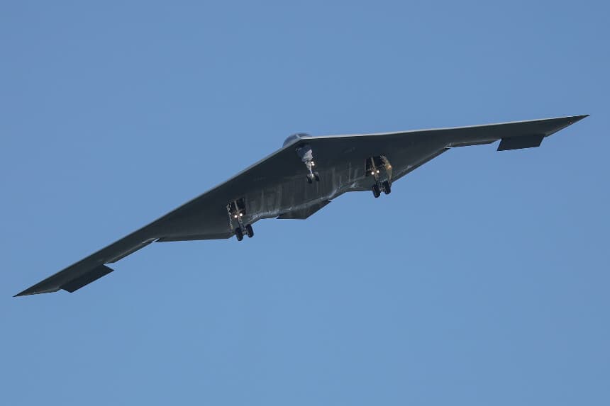 Un bombardero B-2 llega a la base aérea Whiteman, en Misuri, el 22 de junio de 2025. (Foto AP/David Smith).