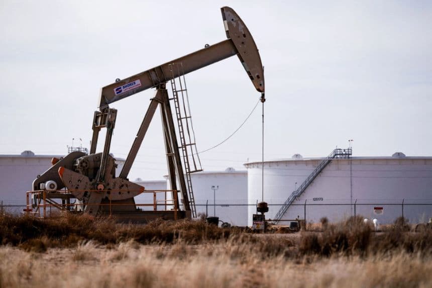 Una bomba de extracción opera cerca de una reserva de petróleo crudo en el yacimiento petrolífero de la cuenca del Pérmico, cerca de Midland, Texas, el 18 de febrero de 2025. (Eli Hartman/Reuters)