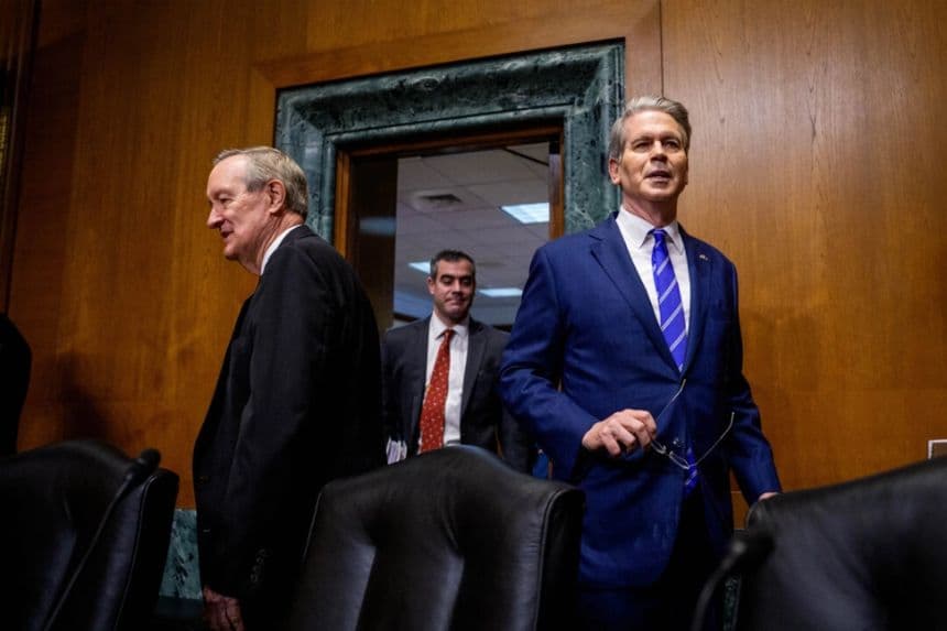 El presidente del Comité de Finanzas del Senado, el senador Mike Crapo (republicano por Idaho) (izquierda), y el secretario del Tesoro, Scott Bessent (derecha), llegan a una audiencia del Comité de Finanzas del Senado en el Capitolio, en Washington, el 12 de junio de 2025. El Comité de Finanzas del Senado se reunió con Bessent para debatir la solicitud presupuestaria del presidente de los Estados Unidos, Donald Trump, para el año fiscal 2026 para el Departamento del Tesoro. (Andrew Harnik/Getty Images)