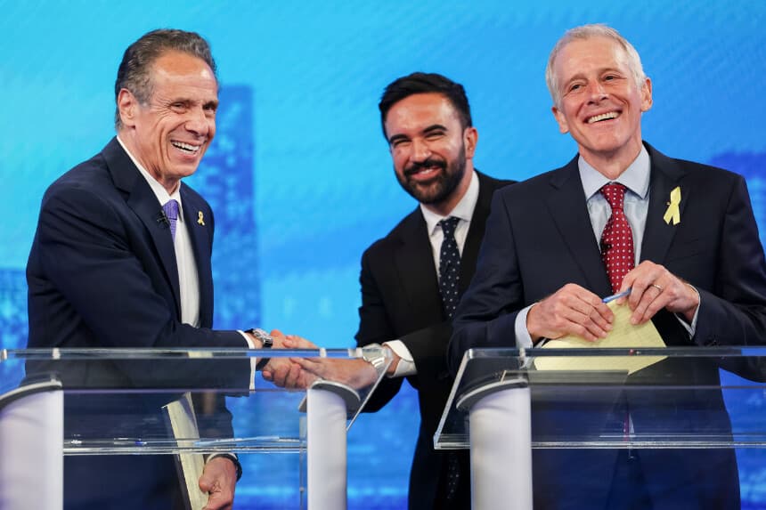 Los candidatos demócratas a la alcaldía Andrew Cuomo (izquierda) estrecha la mano de Zohran Mamdani (centro) mientras Whitney Tilson reacciona tras participar en el debate de las primarias demócratas a la alcaldía de Nueva York en los estudios de la NBC en Nueva York el 4 de junio de 2025. (Yuki Iwamura-Pool/Getty Images).