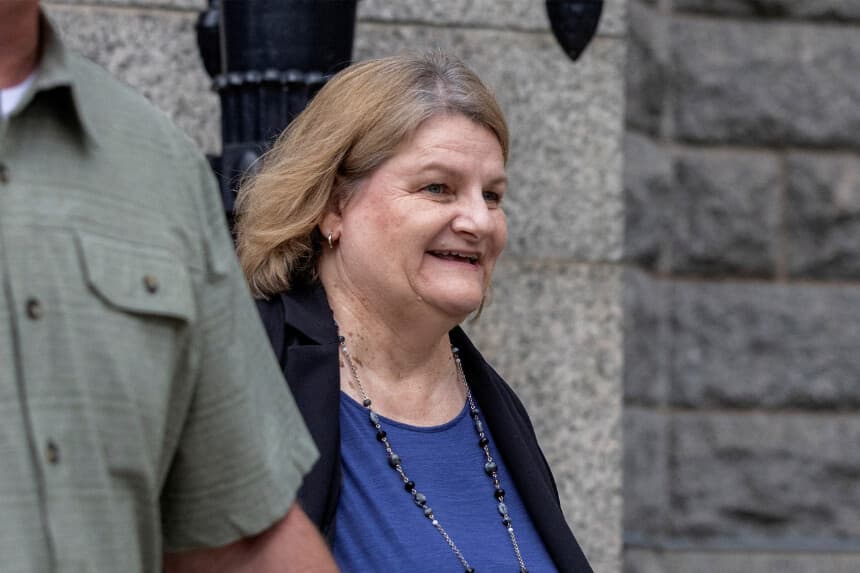 La jueza del condado de Milwaukee, Hannah Dugan, comparece ante el tribunal en Milwaukee el 15 de mayo de 2025. (Jim Vondruska/Reuters).