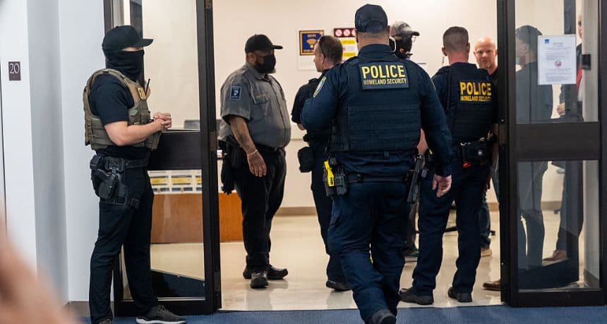 Agentes federales patrullan los pasillos de una corte de inmigración en el edificio federal Jacob K. Javitz, el 20 de junio de 2025, en la ciudad de Nueva York. (Spencer Platt/Getty Images)
