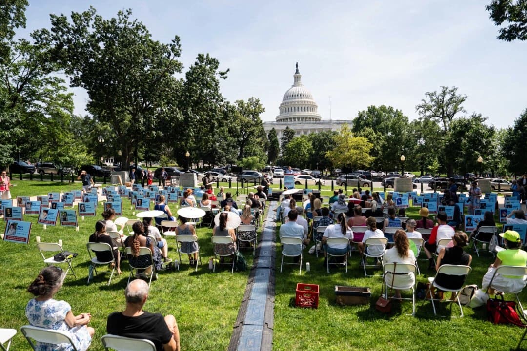 Padres, legisladores y simpatizantes se reúnen para el Día en Memoria de las Víctimas de las Redes Sociales en el Upper Senate Park, en Capitol Hill, Washington, el 23 de junio de 2025. (Madalina Kilroy/The Epoch Times).