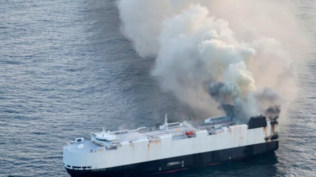 Buque de carga con vehículos nuevos a México se hunde en el Pacífico Norte tras incendio