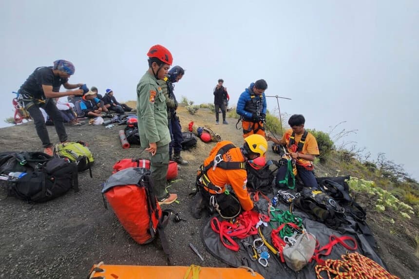 Los equipos de rescate se preparan para la operación de evacuación de Juliana Marins, una turista brasileña que se cayó de la cresta del monte Rinjani mientras hacía senderismo cerca de la cima del volcán, en Lombok, Indonesia, en una foto sin fecha. (Basarnas vía AP).