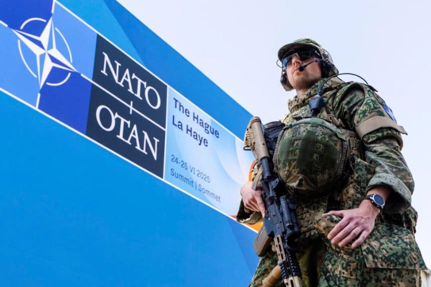 Un soldado holandés patrulla el perímetro de la sede de la cumbre de la OTAN en La Haya, Países Bajos, el 23 de junio de 2025. (Geert Vanden Wijngaert/AP)