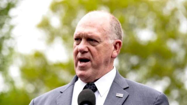 El zar de la frontera Tom Homan dice que su esposa “vive por separado” debido a amenazas de muerte