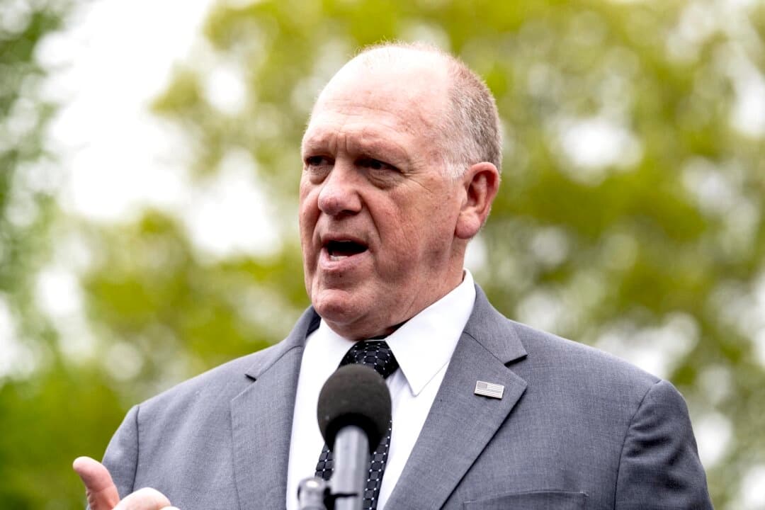 El zar de la frontera, Tom Homan, habla con la prensa en la Casa Blanca el 15 de abril de 2025. (Andrew Thomas / Middle East Images vía AFP)