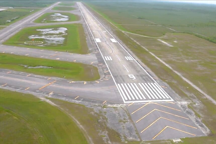 Un aeródromo aislado en los Everglades, a unos 72 km al oeste de Miami, en una imagen fija de un vídeo sin fecha. (Cortesía de la Oficina del Fiscal General James Uthmeier a través de AP).