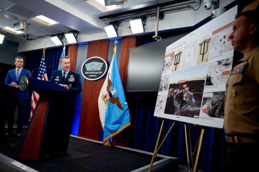 El presidente del Estado Mayor Conjunto, el general de la Fuerza Aérea Dan Caine (segundo por la izquierda), acompañado por el secretario de Defensa, Pete Hegseth (izquierda), habla durante una rueda de prensa en el Pentágono, en Arlington (Virginia), el 26 de junio de 2025. (Andrew Harnik/Getty Images)