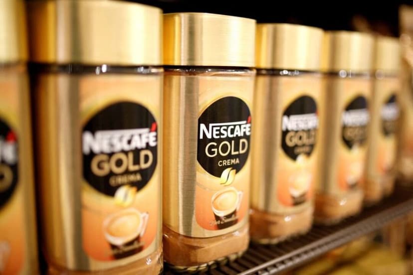 Botes de café Nescafé Gold de Nestlé en el supermercado de la sede de Nestlé en Vevey, Suiza. (Pierre Albouy/Reuters)