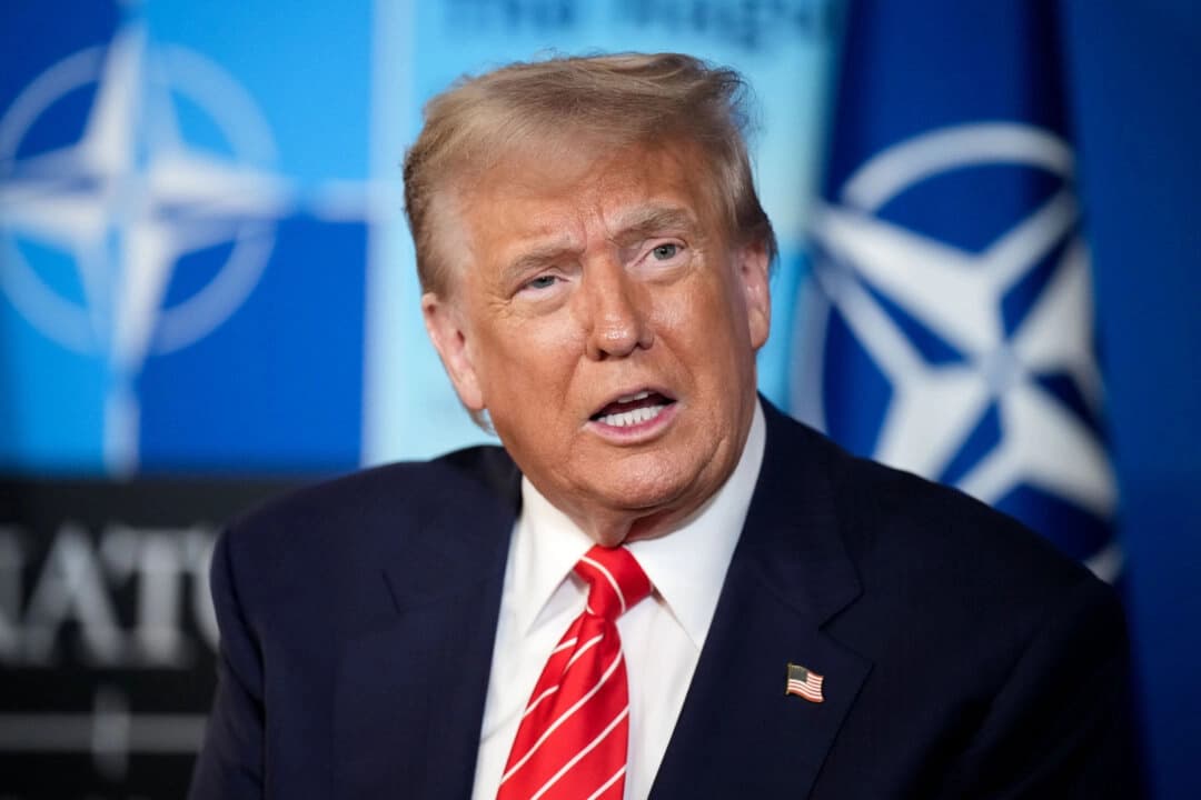 El presidente Donald Trump habla con los medios de comunicación al comienzo de la segunda jornada de la Cumbre de la OTAN de 2025 en La Haya, Países Bajos, el 25 de junio de 2025. (Andrew Harnik/Getty Images)