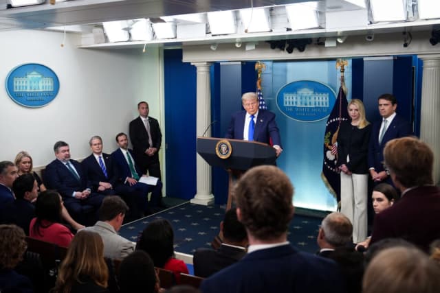 Trump dice que volvería a bombardear Irán si enriqueciera el uranio