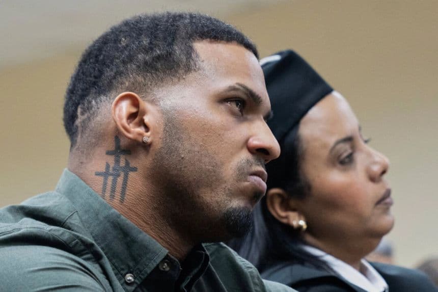 El jugador de los Tampa Bay Rays, Wander Franco, a la izquierda, reacciona tras escuchar su sentencia durante el juicio por abuso sexual de una menor, en Puerto Plata, República Dominicana, el jueves 26 de junio de 2025. (Fran Afonso/AP Photo)