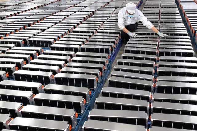 La tecnología occidental de baterías busca superar el dominio mineral de China