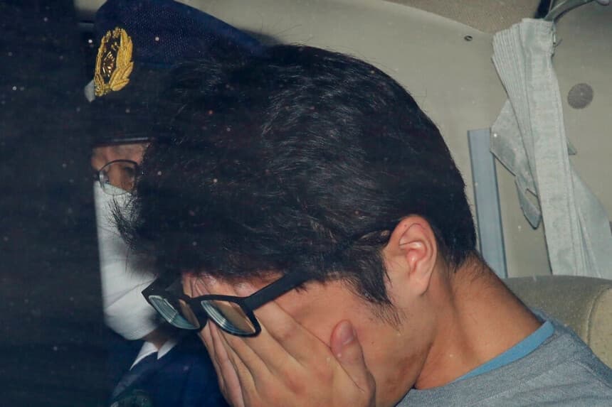 Takahiro Shiraishi sale de una comisaría de policía en Hachioji, en las afueras de Tokio, en noviembre de 2017. Takuya Inaba/Kyodo News vía AP.