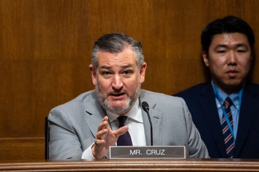 El senador Ted Cruz (R-Texas) habla durante una audiencia en el Capitolio el 25 de junio de 2025. (Madalina Kilroy/The Epoch Times)