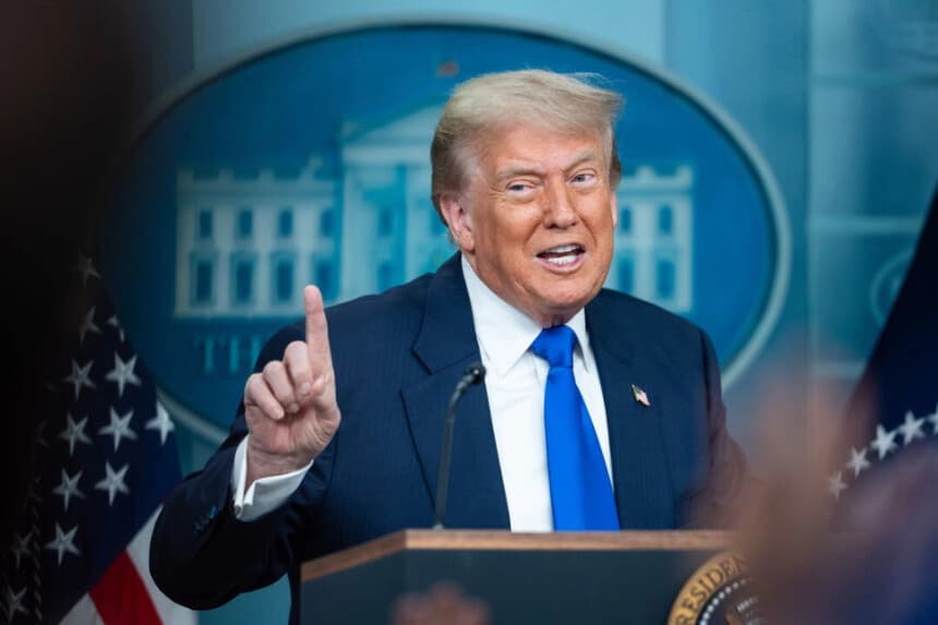 Trump niega afirmaciones sobre ofrecer USD 30 billones a Irán para instalaciones nucleares no militares