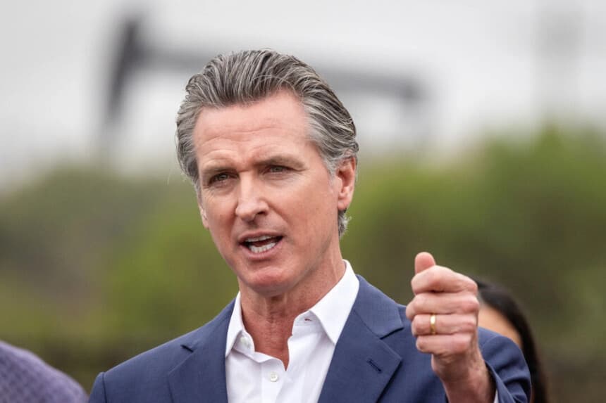 El gobernador de California, Gavin Newsom, habla en Los Ángeles el 25 de septiembre de 2024. John Fredricks/The Epoch Times