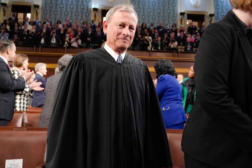 El presidente del Tribunal Supremo John Roberts asiste al discurso sobre el estado de la Unión en la Cámara de Representantes del Capitolio de Estados Unidos, en Washington, el 7 de febrero de 2023. Jacquelyn Martin/Pool/Getty Images