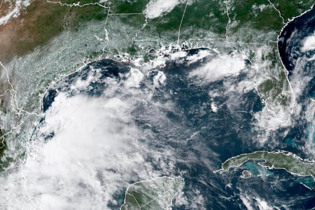 Tormentas tropicales Barry y Flossie se forman frente a las costas sureste y suroeste de México