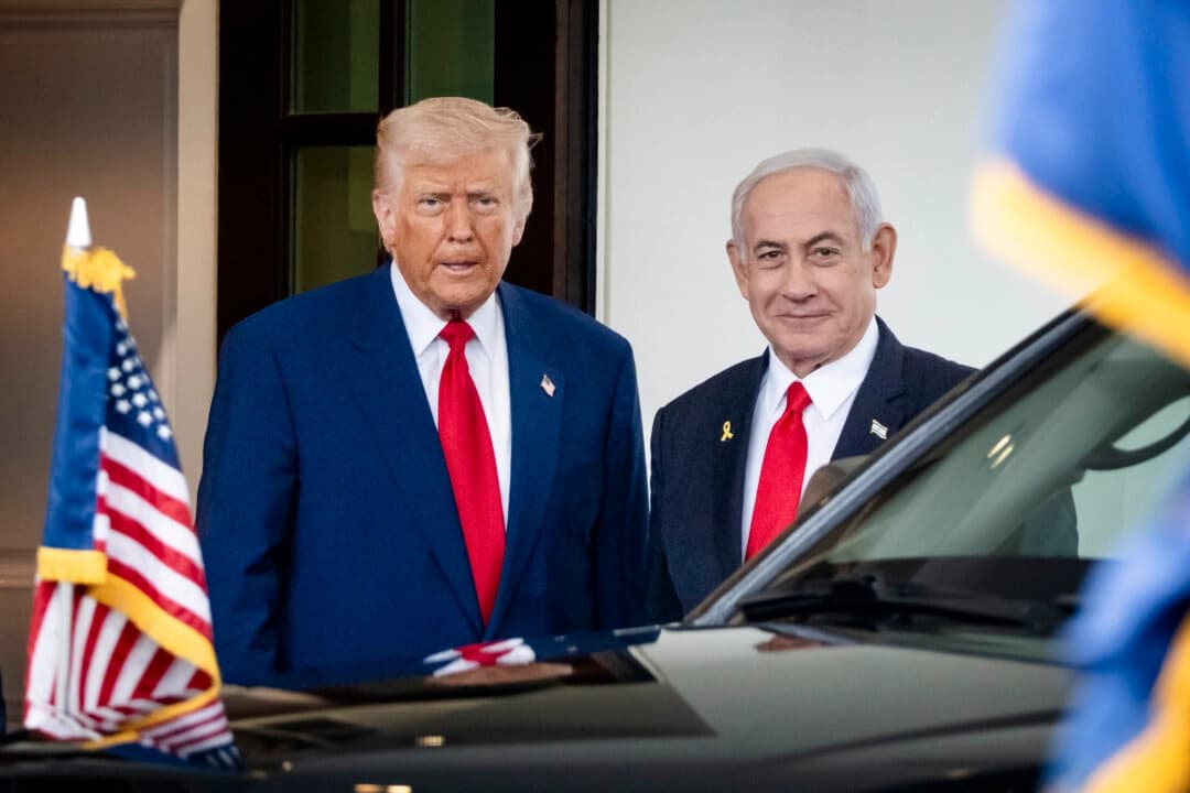 El presidente Donald Trump saluda al primer ministro israelí, Benjamin Netanyahu, en la Casa Blanca el 7 de abril de 2025. (Madalina Vasiliu/The Epoch Times)