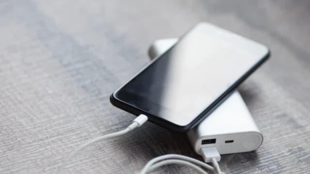 China prohíbe cargadores portátiles no certificados en aviones debido al riesgo de incendio