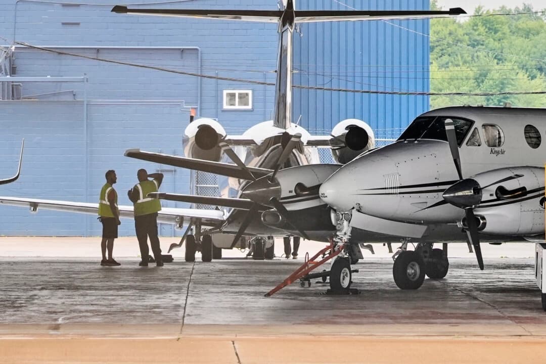 Aviones en el Aeropuerto Regional Youngstown-Warren en Viena, Ohio, el 30 de junio de 2025, donde un día antes se estrelló un avión al despegar, causando la muerte de todos los pasajeros. (Sue Ogrocki/Foto de AP)