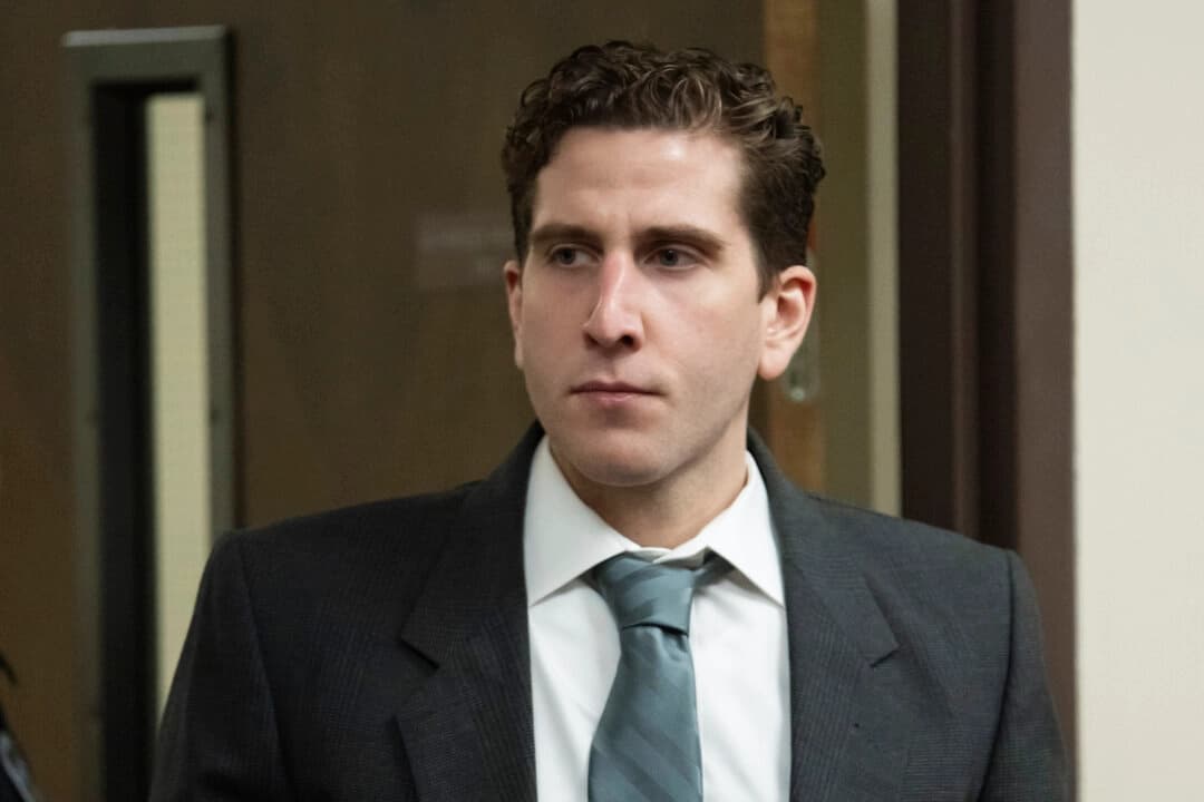 Bryan Kohberger, acusado de apuñalar mortalmente a cuatro estudiantes de la Universidad de Idaho, es escoltado en la corte para una audiencia en la corte de distrito del Condado de Latah, en Moscú, Idaho, el 13 de septiembre de 2023. (Ted S. Warren/AP Photo).