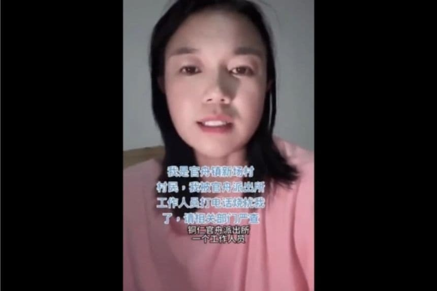 La influencer china «Xiaowei» publicó un vídeo desde su ciudad natal en Guizhou, China, en el que afirma que fue acosada y amenazada por la policía local en una llamada telefónica a altas horas de la noche tras exigir una indemnización al comité del pueblo, el 28 de junio de 2025. (Captura de pantalla del vídeo)
