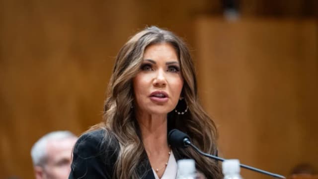 Noem advierte a inmigrantes ilegales que se autodeporten o acabarán en "Alligator Alcatraz"