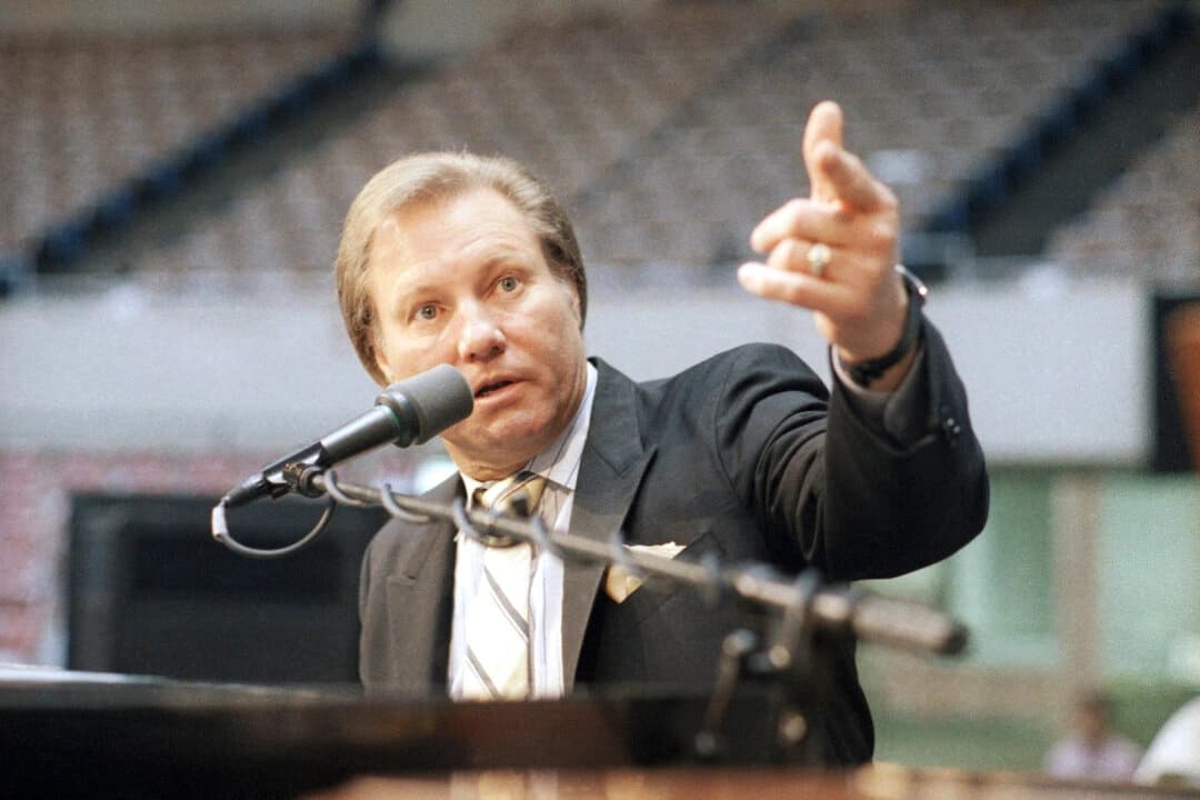 El reverendo Jimmy Swaggart levanta el puño para enfatizar su argumento en una rueda de prensa celebrada en el Sports Arena de Los Ángeles el 27 de marzo de 1987. (Lennox McLendon/AP Photo).