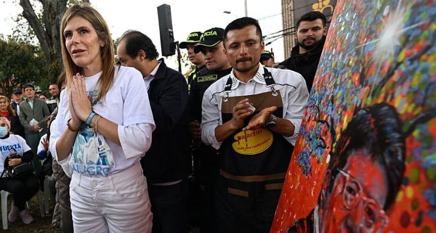 María Carolina Hoyos Turbay (Izq.), hermana del candidato presidencial colombiano Miguel Uribe Turbay, asiste a una misa por su salud en Bogotá, el 21 de junio de 2025. (LUIS ACOSTA/AFP vía Getty Images)