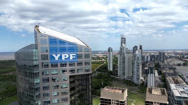 Argentina pide a jueza de EE. UU. que suspenda la orden de entregar las acciones de YPF
