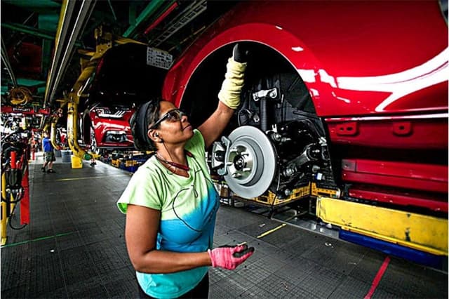 Industria manufacturera de EE. UU. se contrae en junio por cuarto mes consecutivo