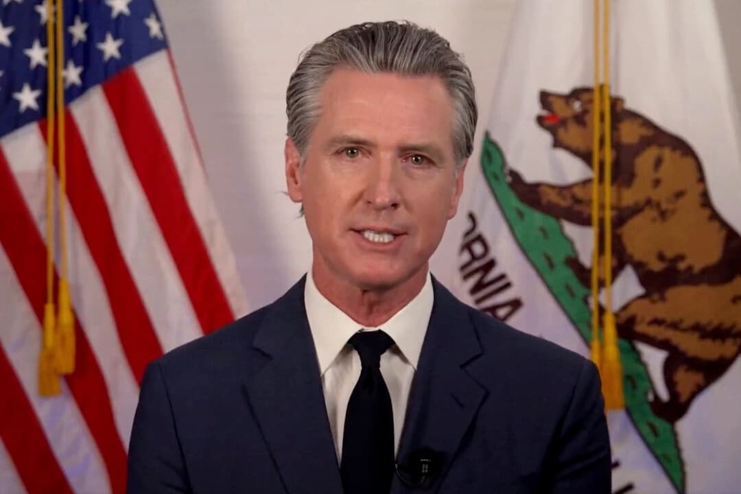Newsom firma proyectos de ley que reforman la histórica ley medioambiental de California