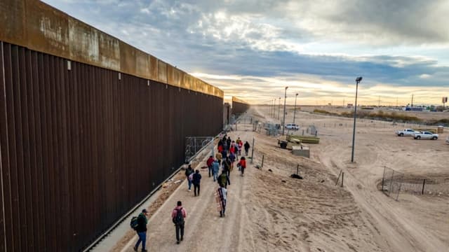 Juez bloquea orden de Trump que impide a inmigrantes ilegales solicitar asilo