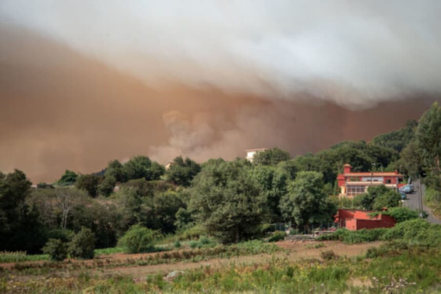 Una foto de archivo de columnas de humo, fotografiadas desde el pueblo de Nuestra Señora del Rosario, el 17 de agosto de 2023, procedentes de un enorme incendio forestal que se declaró hace casi dos días y está causando estragos en la parte noreste de la isla canaria de Tenerife (España). (Desiree Martin/AFP vía Getty Images)