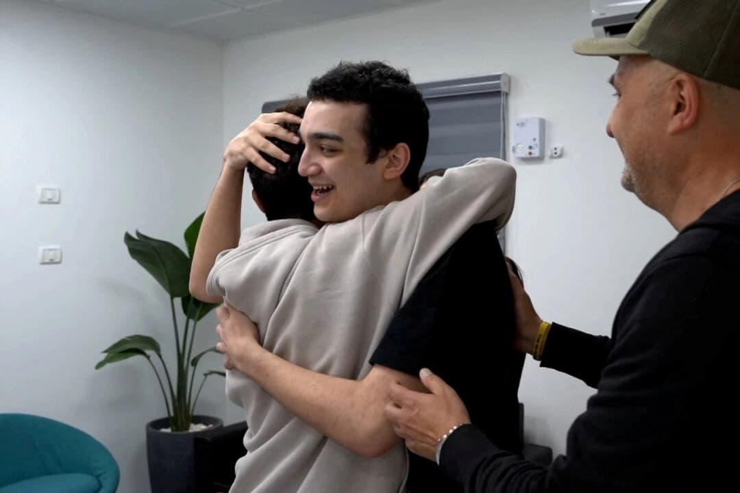 Edan Alexander, que ha sido liberado por Hamás tras haber sido secuestrado durante el mortífero ataque del 7 de octubre de 2023 contra Israel, abraza a su hermano al reunirse con su familia en Reim, al sur de Israel, el 12 de mayo de 2025. GPO/Handout vía Reuters)