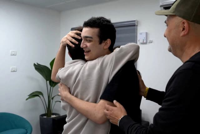 Rehén estadounidense liberado en Gaza se reunirá con Trump en la Casa Blanca