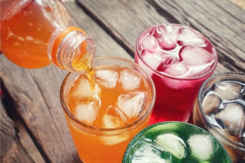 La OMS pidió a los países que aumenten los precios de las bebidas azucaradas en al menos un 50 por ciento durante la próxima década, como parte de una iniciativa más amplia para frenar las enfermedades crónicas. (successo images/Shutterstock)