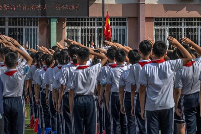 Exprofesores chinos explican cómo el PCCh ha politizado la educación para mantener su control