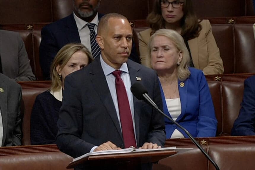 El líder de la minoría en la Cámara de Representantes, Hakeem Jeffries, interviene durante el debate previo a la votación final sobre el proyecto de ley «One Big Beautiful Bill» en el Capitolio, el 2 de julio. Reuters