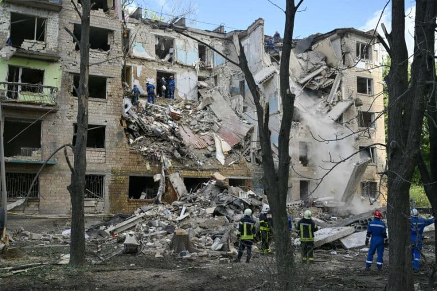 Un edificio residencial gravemente dañado en Kiev, Ucrania, el 23 de junio de 2025. (Genya Savilov / AFP)