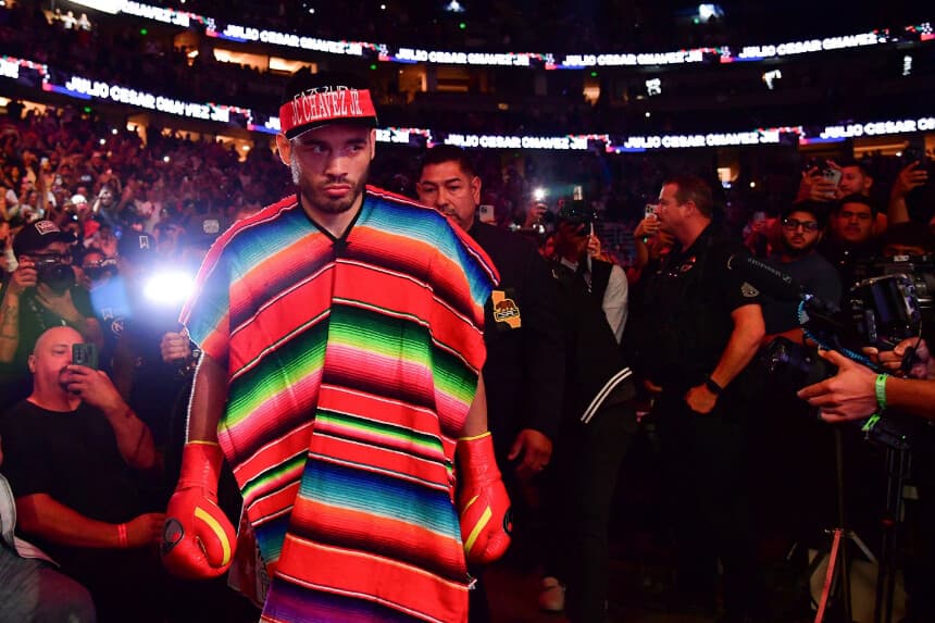 El boxeador mexicano Julio César Chávez Jr. entra al ring antes de su combate contra Jake Paul en el Honda Center de Anaheim, California, el 28 de junio de 2025. (Gary A. Vasquez-Imagn Images vía Reuters)