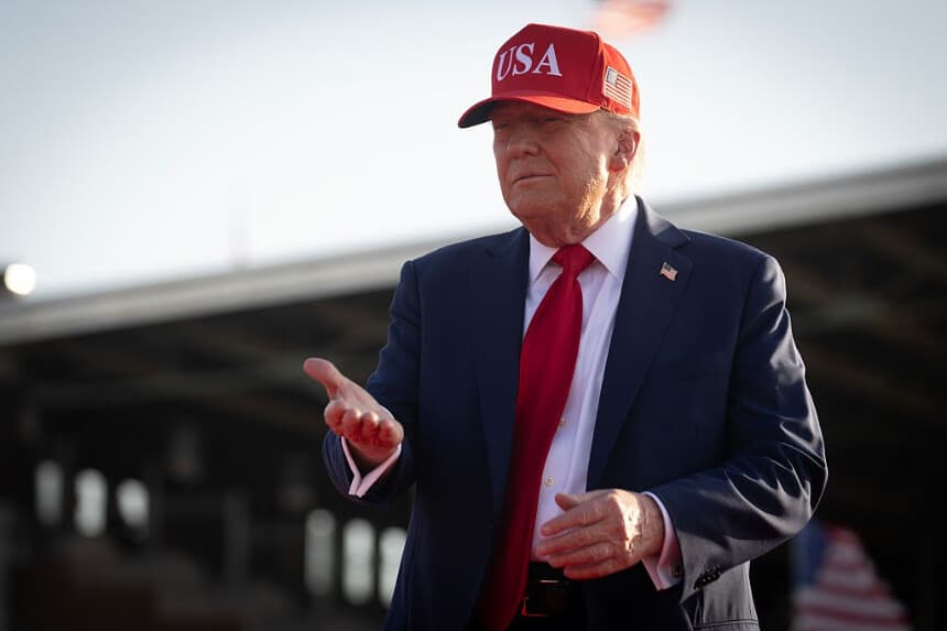El presidente Donald Trump llega a un mitin para dar inicio al fin de semana festivo del 4 de julio en el recinto ferial Iowa State Fairgrounds, en Des Moines, el 3 de julio de 2025. (Scott Olson/Getty Images).