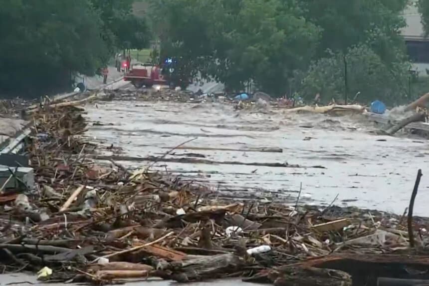 El agua se eleva tras graves inundaciones a lo largo del río Guadalupe, en el condado de Kerr, Texas, el viernes 4 de julio de 2025. (KSAT vía AP).
