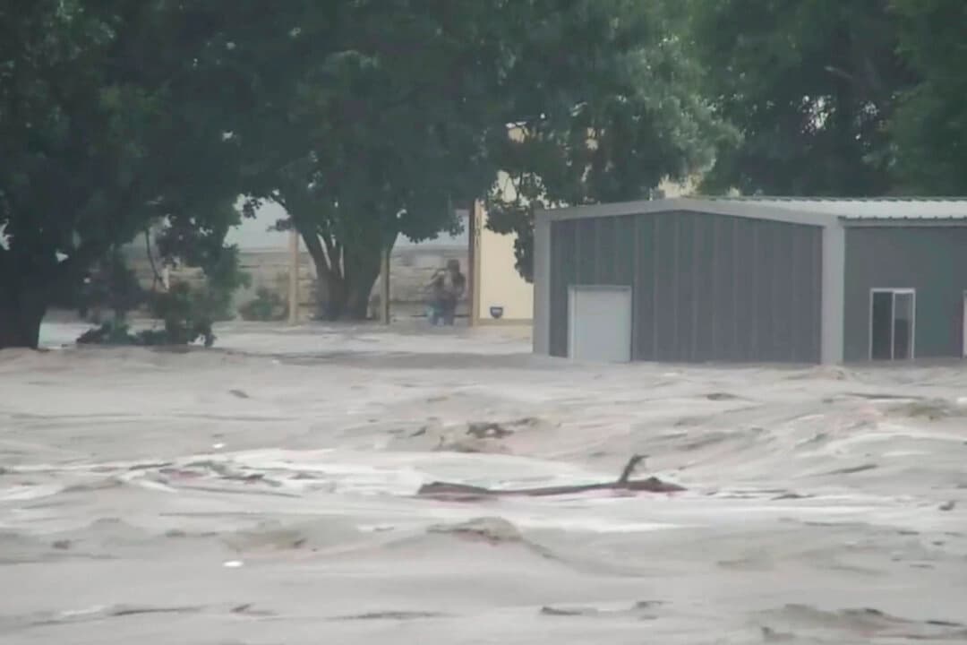 El agua sube debido a las graves inundaciones a lo largo del río Guadalupe en el condado de Kerr, Texas, el 4 de julio de 2025. (KSAT vía AP)