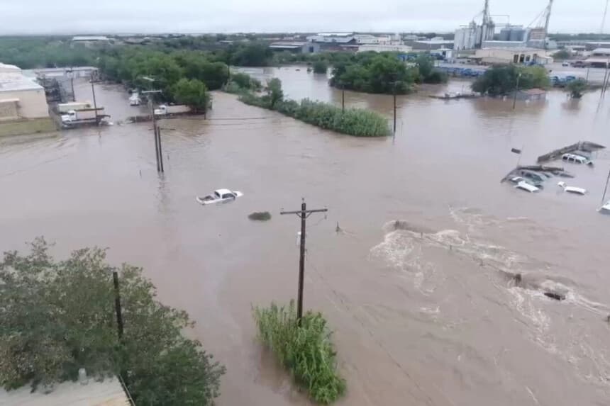 Vista aérea de vehículos parcialmente sumergidos en las aguas de la inundación en San Angelo, Texas, el 4 de junio de 2025. Patrick Keely/vía Reuters