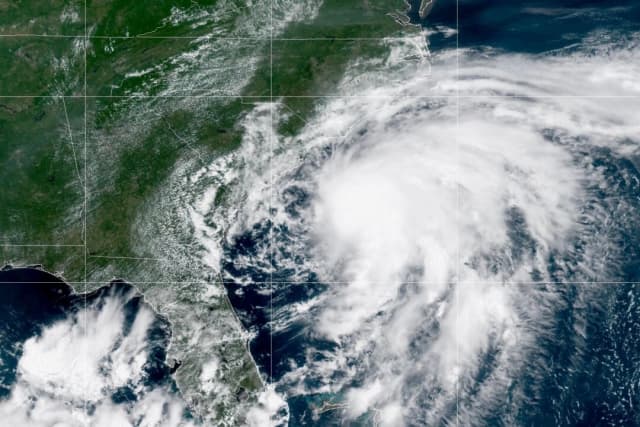 Tormenta tropical Chantal se dirige hacia Carolina del Sur y podría tocar tierra el domingo